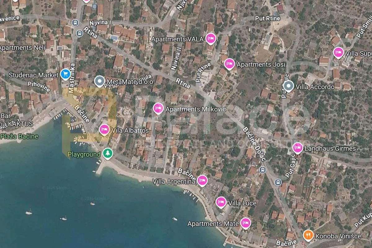 Izvrsna prilika - građevinsko zemljište ispod ceste u Vinišću - Vinišće, Marina