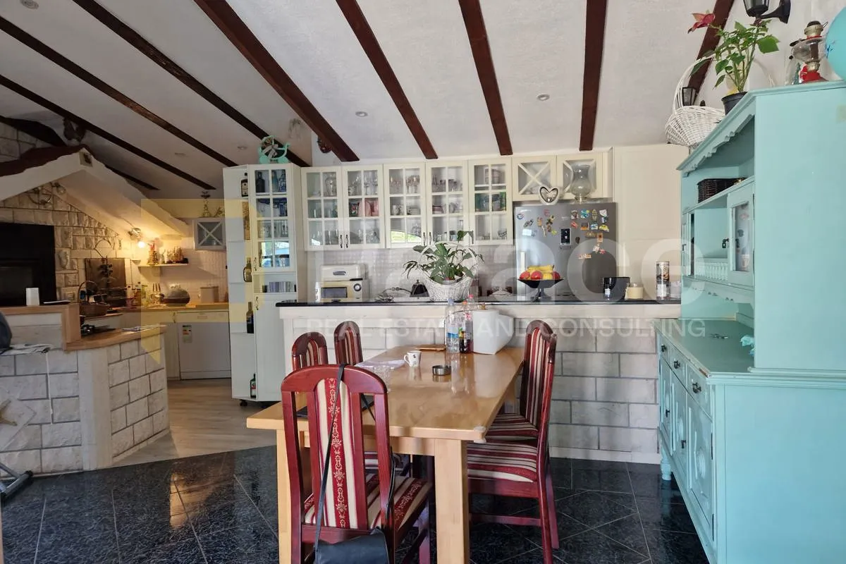 seget vranjica, prekrasna apartmanska kuća - slika 21