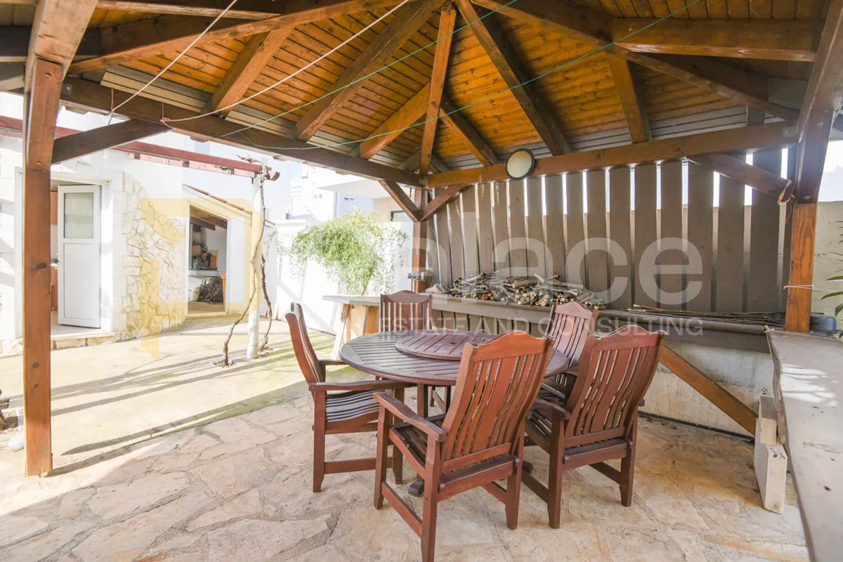 prekrasna kuća s 3 stana, pogledom i velikom okućnicom, vodice 370 m2 - slika 29