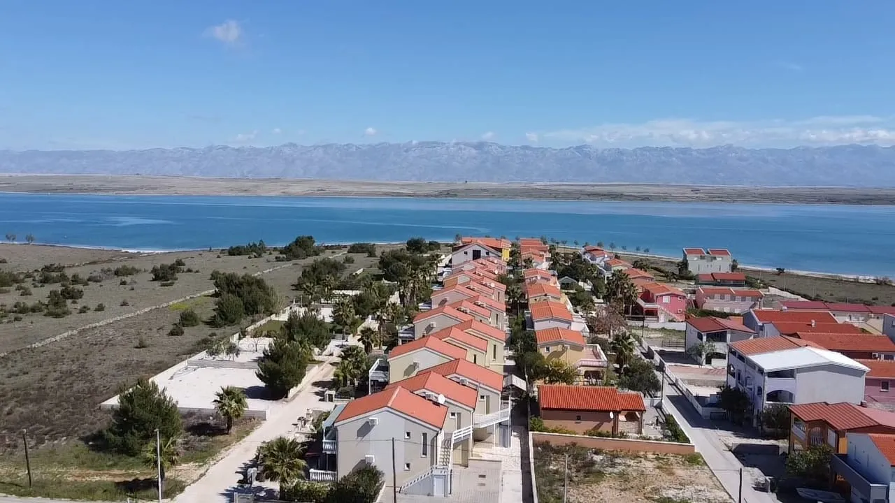 Poljoprivredno zemljište s mogućnosti prenamijene u građevinsko 877m2 - Vir