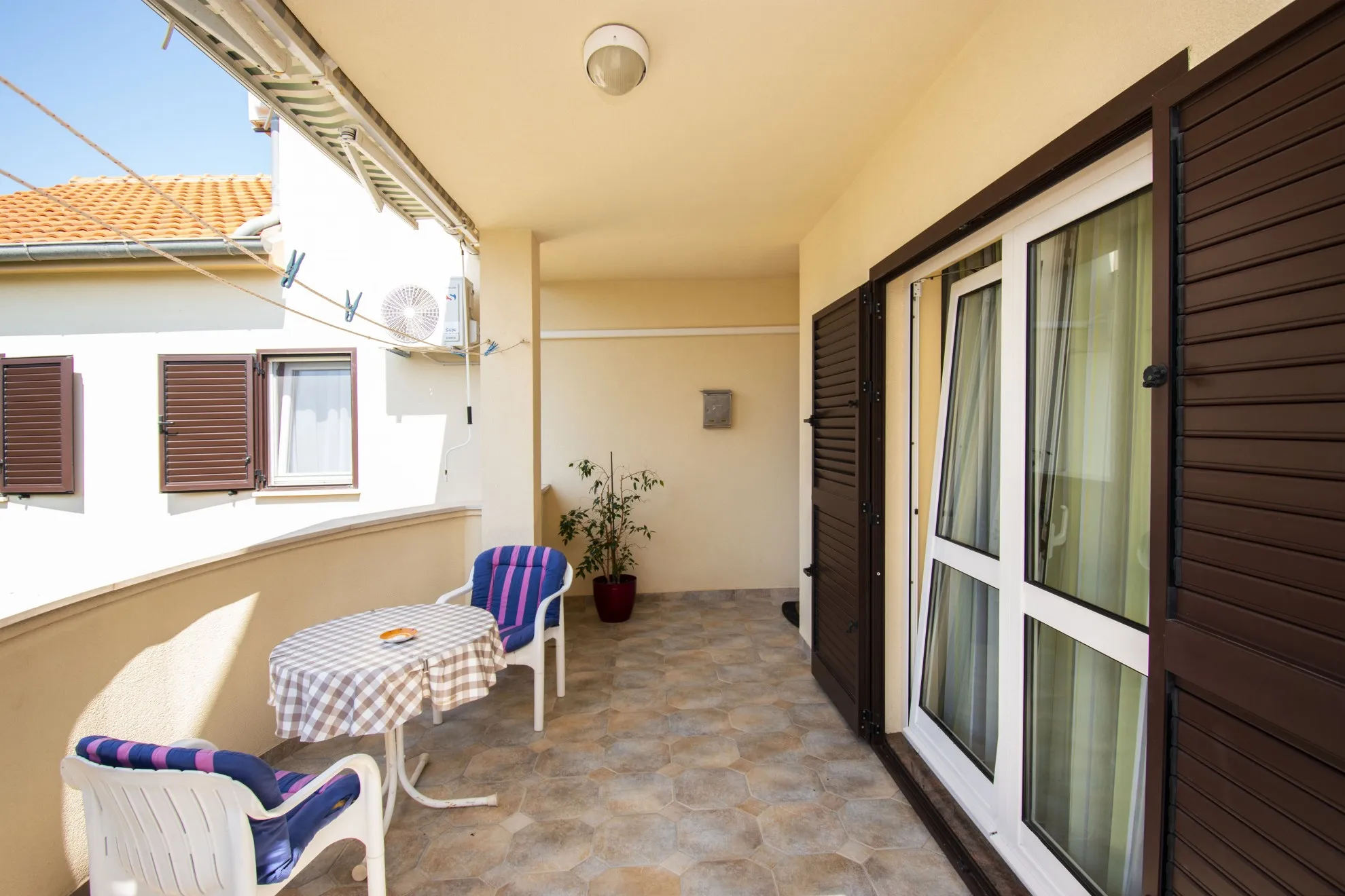 uređena samostojeća kuća s 4 apartmana i dvorištem, murter, 275 m2 - slika 15