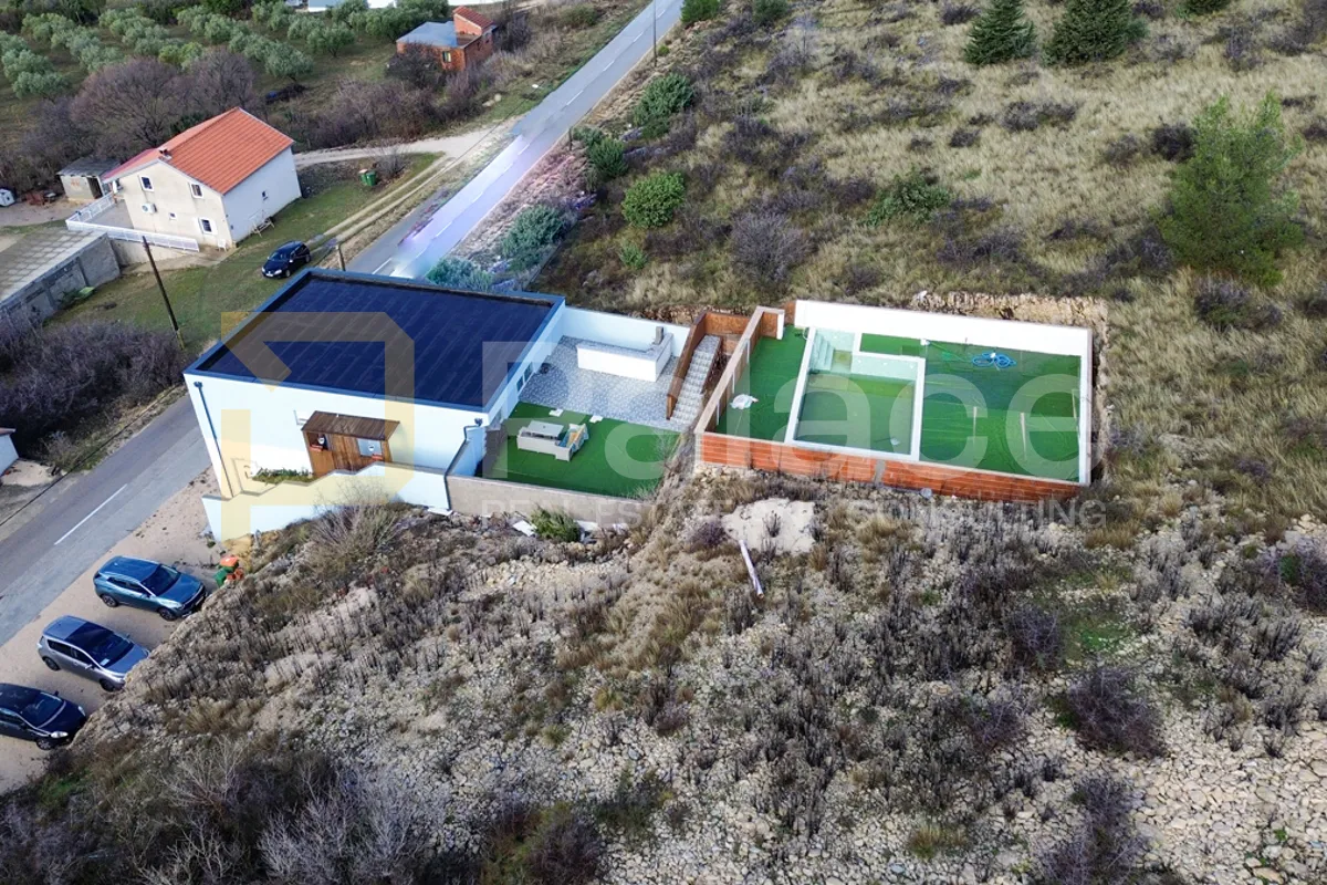 kuća za odmor s bazenom i velikom okućnicom perušić benkovački 200 m2 - slika 3