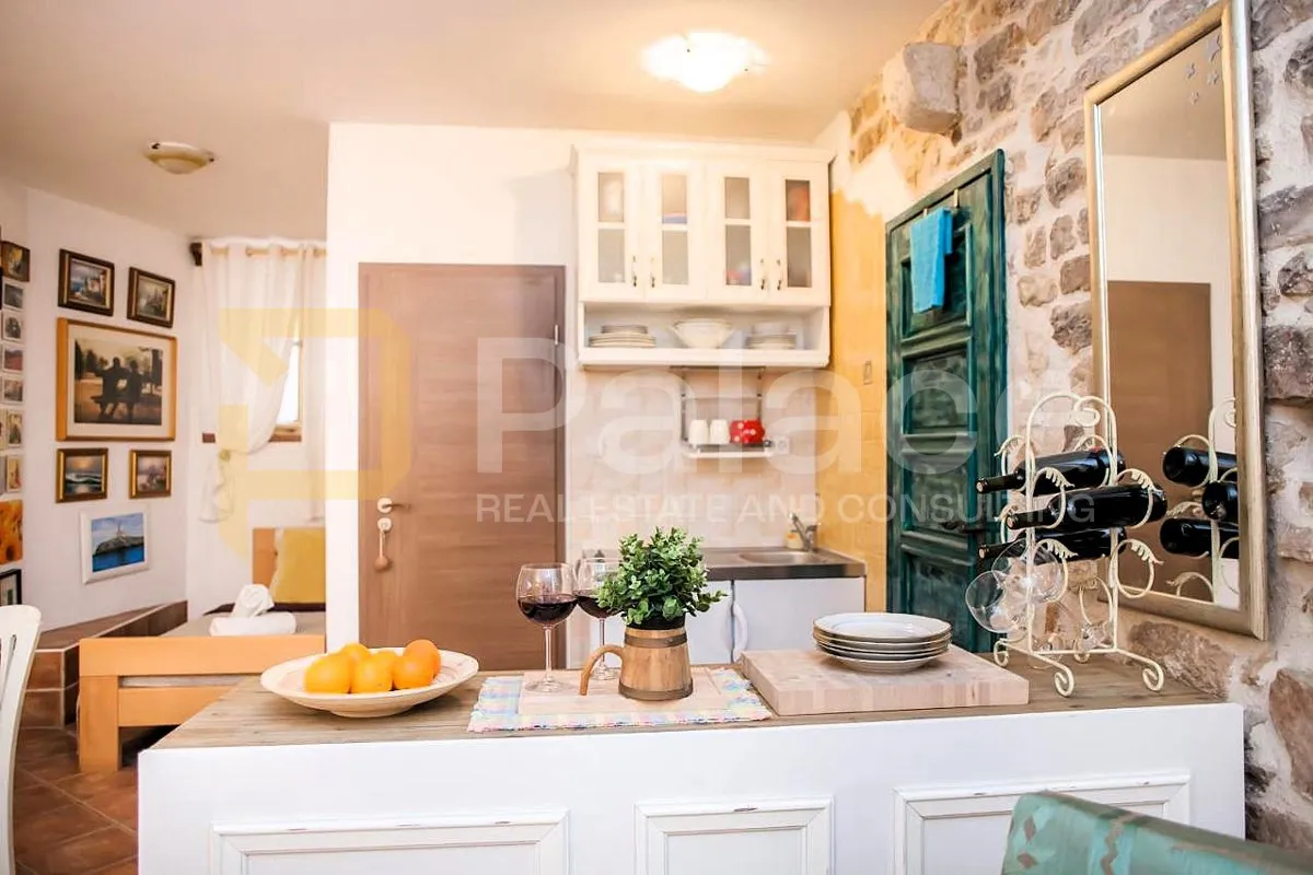 šibenik : dva studio apartmana u samom centru grada u kamenoj kući - slika 14