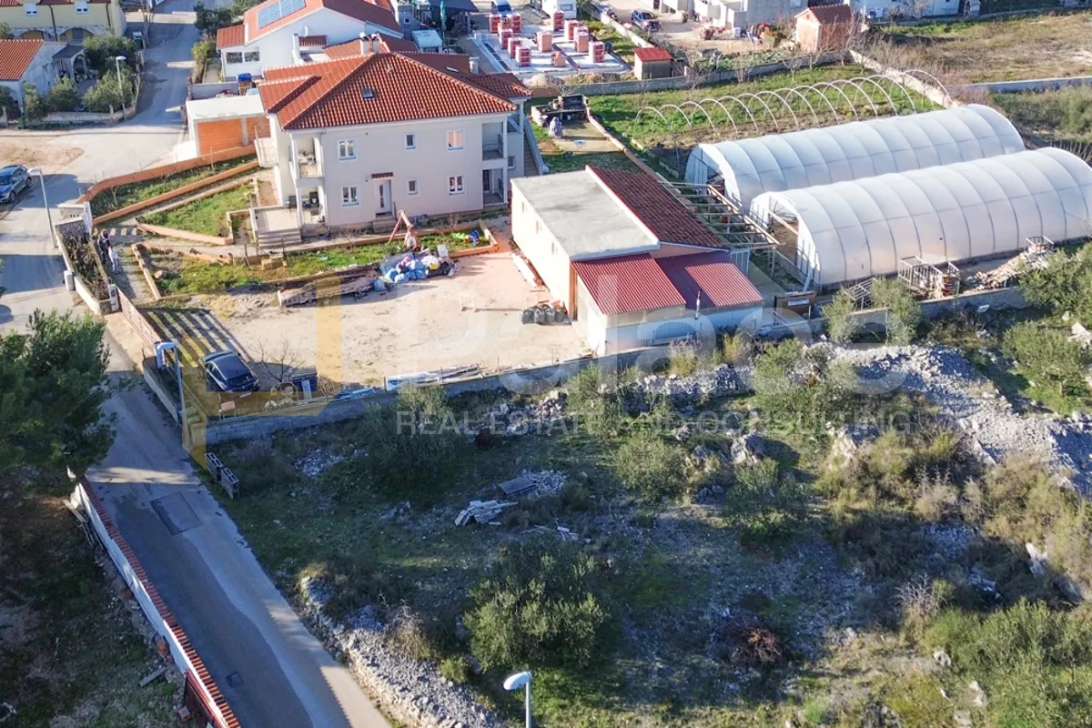 prilika građevinsko zemljište pravilnog oblika uz cestu,1256 m2 vodice - slika 2