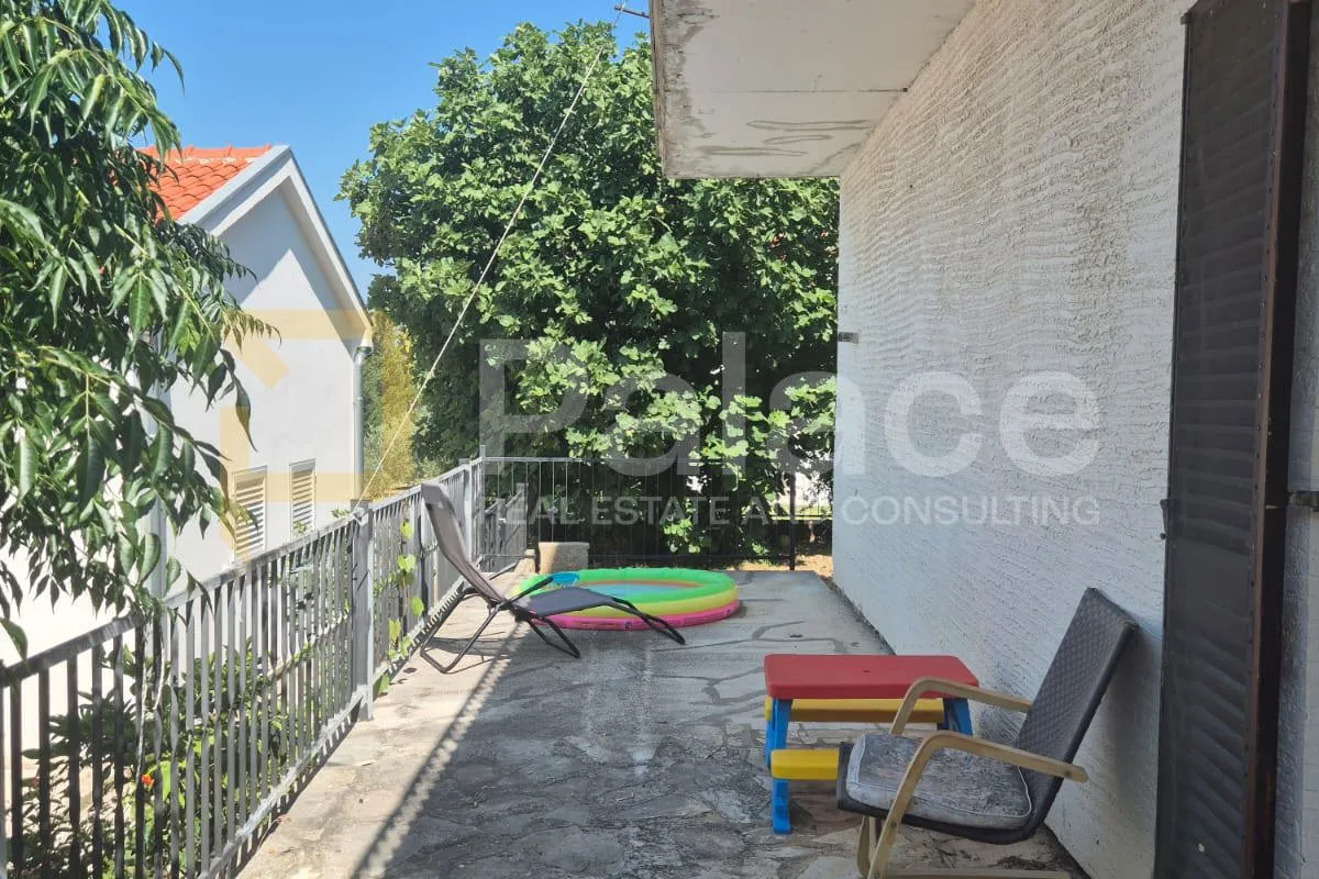 kuća 221 m² na dvije etaže + vrt 154 m² + stan 14 m² - slika 8