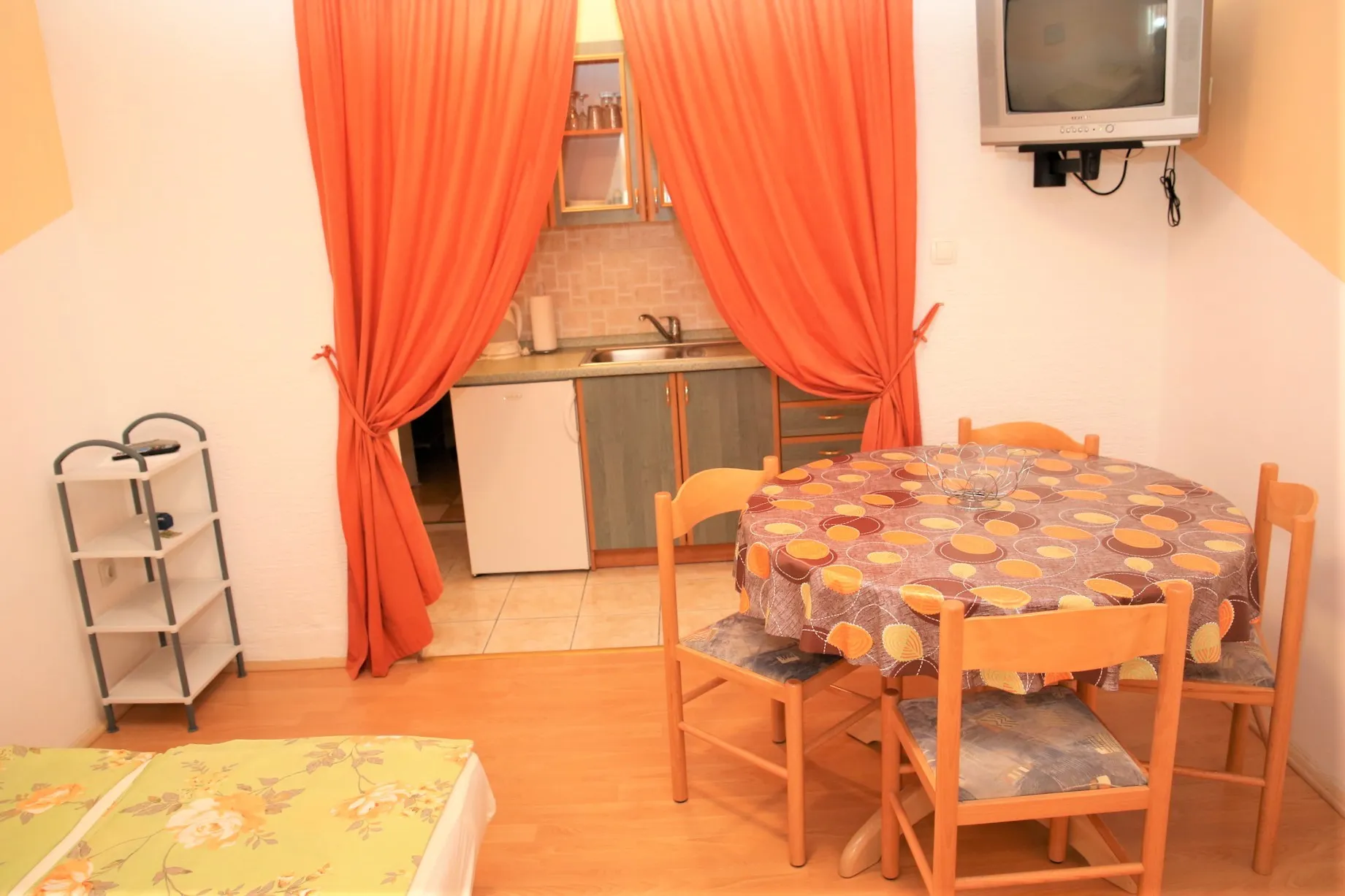 kuća u centru vodica s 5 apartmana i dvorištem 263.00 m2 - slika 12