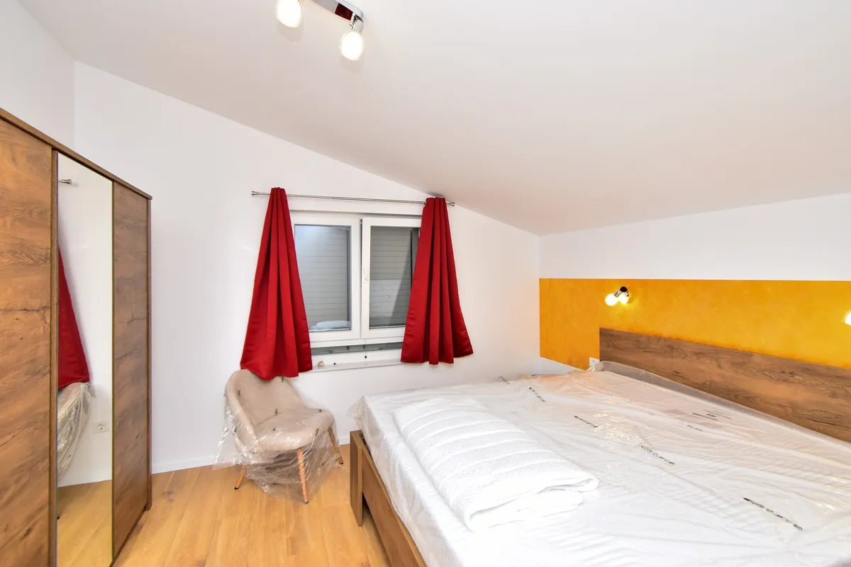super ponuda: nova kuća s 2 stana i bazenom, vodice, čista mala, 245m2 - slika 23