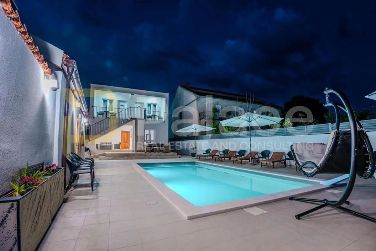 villa sa bazenom - centar sukošana - slika 4