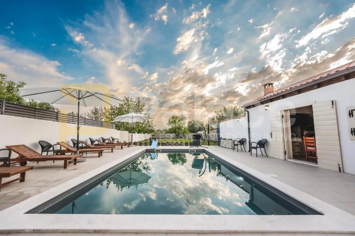 villa sa bazenom - centar sukošana - slika 7