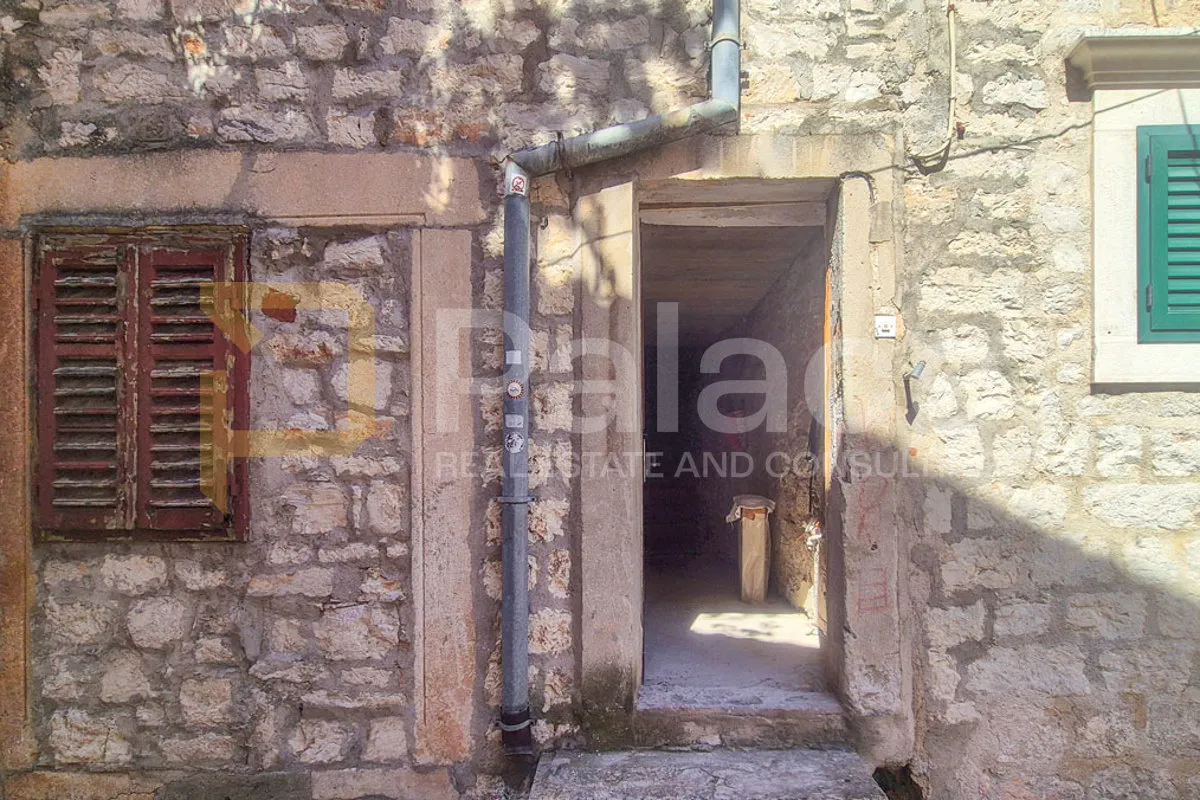 kamena kuća na više etaža s terasom s pogledom na more i grad, 80 m2 - slika 12