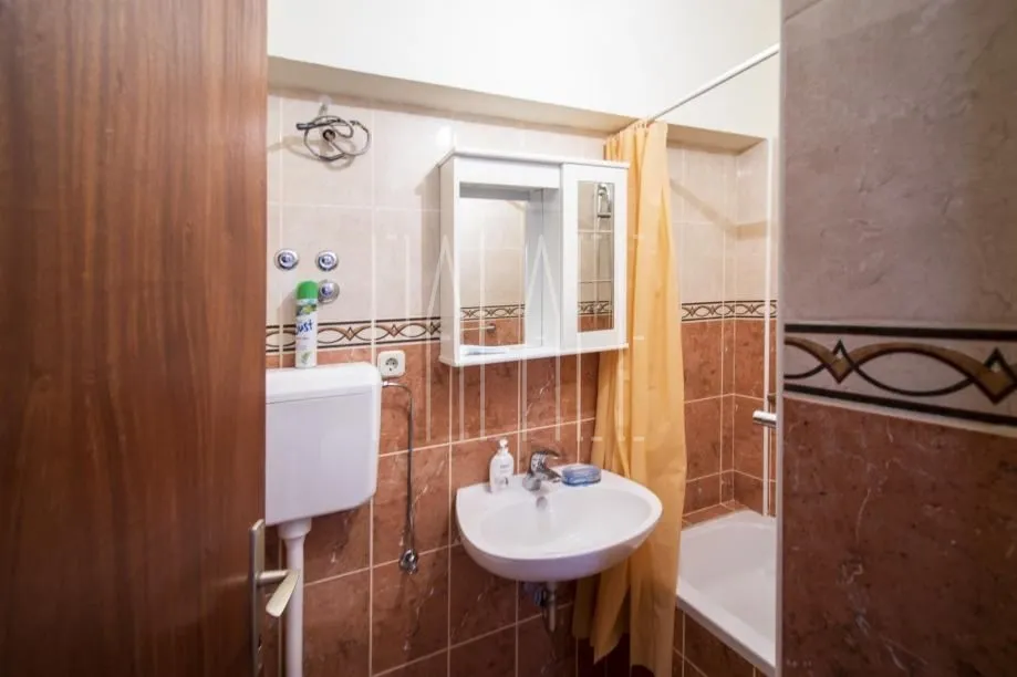 odlična kuća sa 2 stana i poslovnim prostorom u centru vodica, 254.00 m2 - slika 6