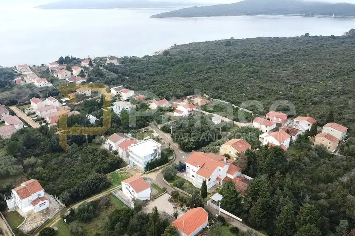 ugljan : građevinsko zemljište 1330 m2 350 m od mora - slika 1