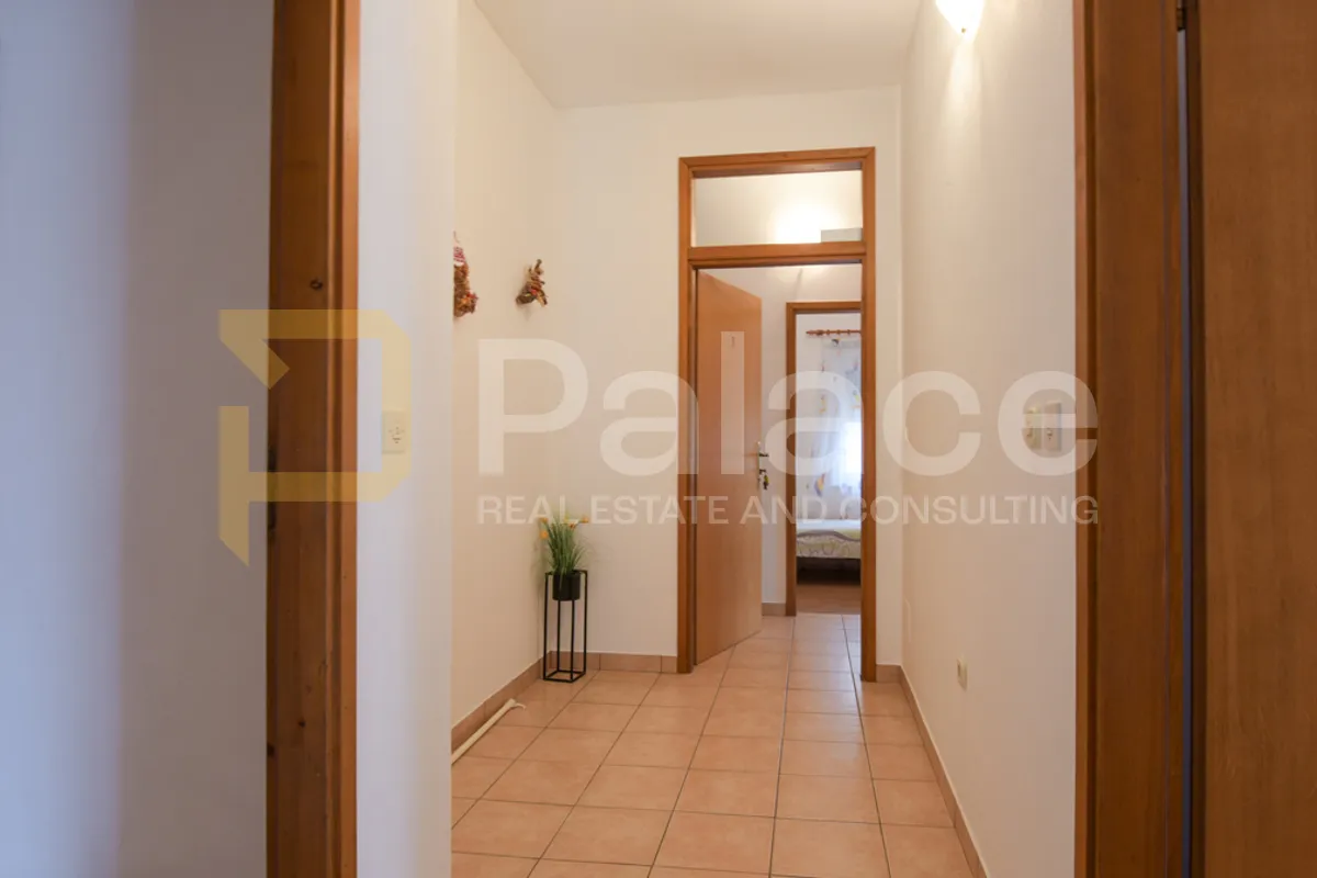 održavana kuća s apartmanima i dvorištem 500 m od mora, vodice 280 m2 - slika 17