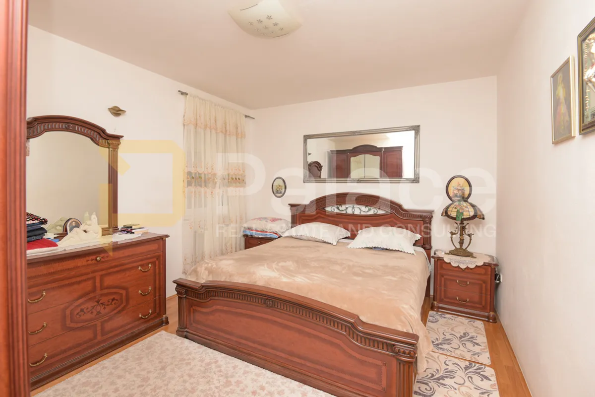 prekrasna kuća s 3 stana, pogledom i velikom okućnicom, vodice 370 m2 - slika 7