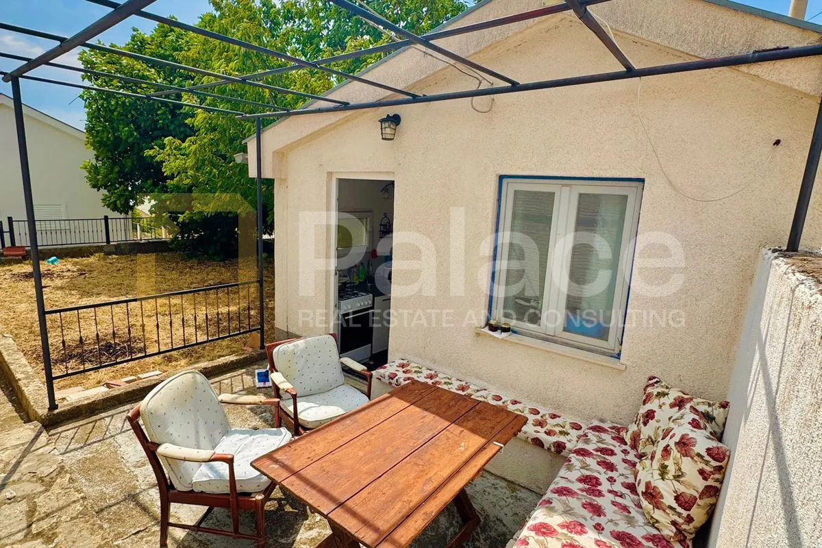kuća 221 m² na dvije etaže + vrt 154 m² + stan 14 m² - slika 24