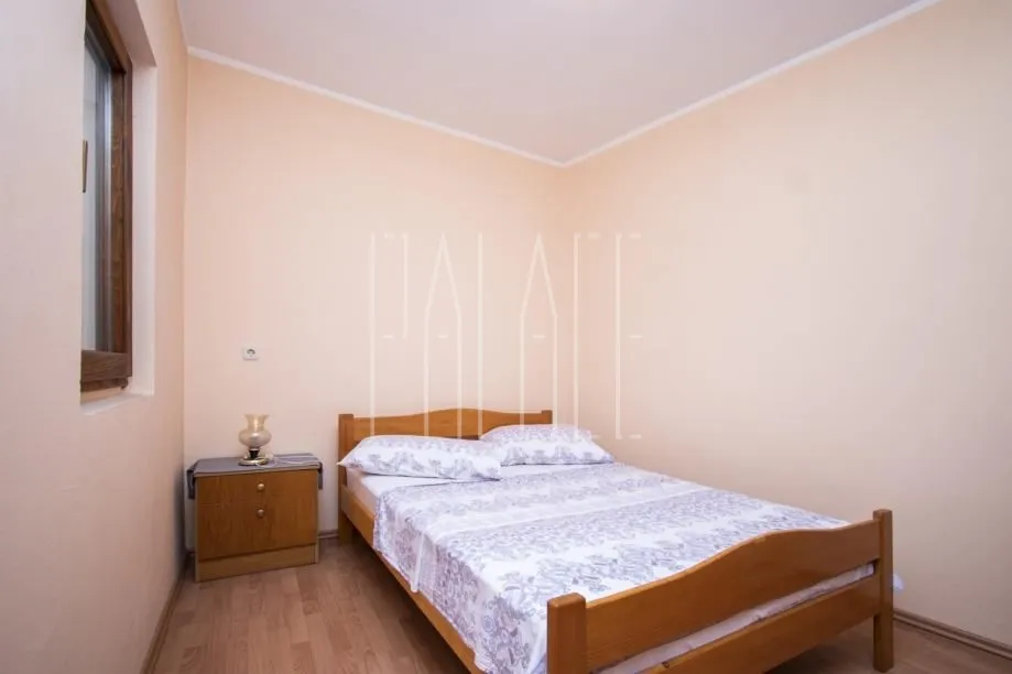 odlična kuća sa 2 stana i poslovnim prostorom u centru vodica, 254.00 m2 - slika 8