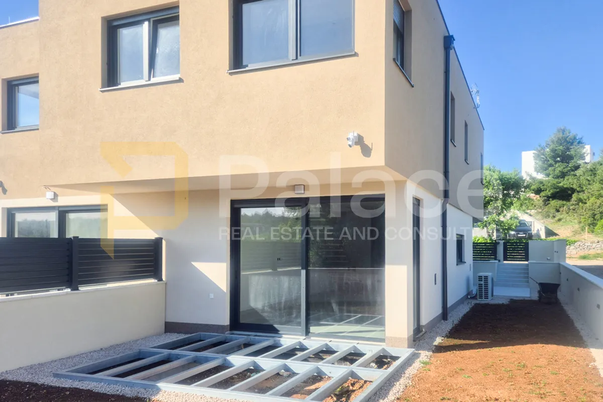novogradnja duplex trosobni s dvorištem blizu mora, tisno 106 m2 - slika 4