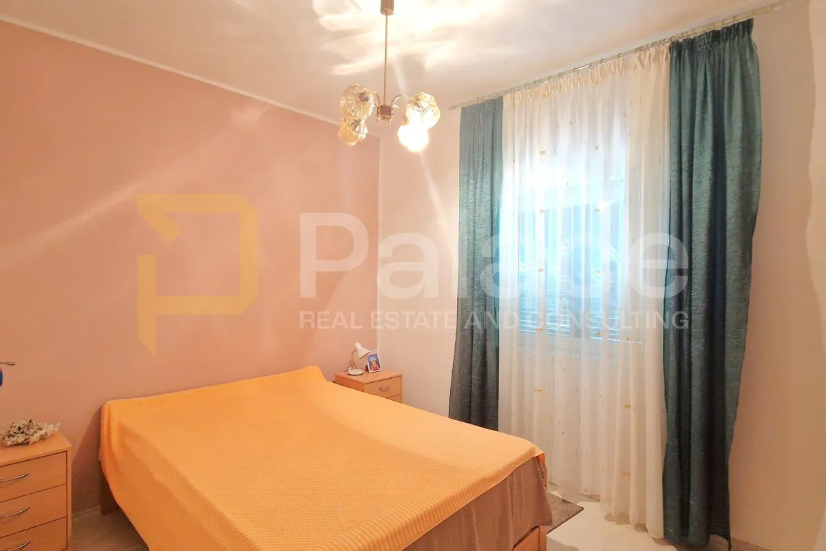 uređena prizemnica s velikim dvorištem, čista mala-vodice 120 m2 - slika 15