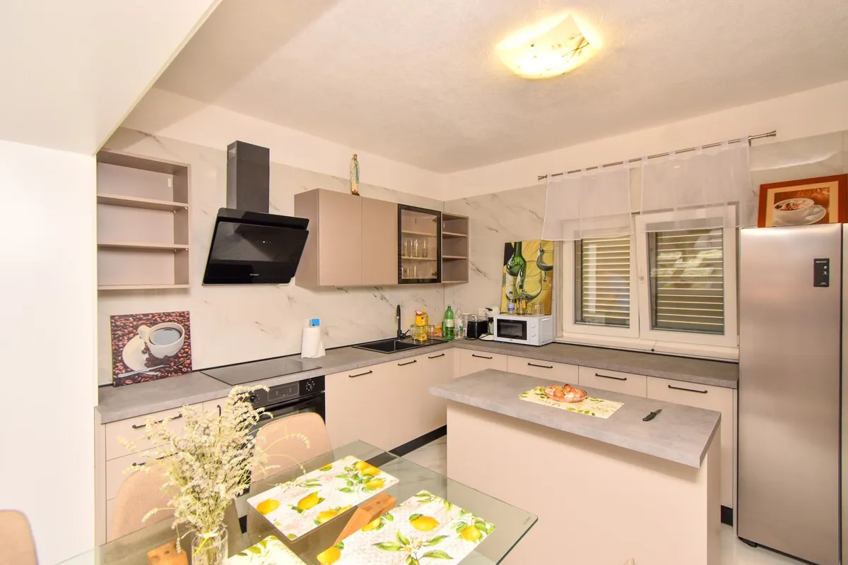 super ponuda: nova kuća s 2 stana i bazenom, vodice, čista mala, 245m2 - slika 9