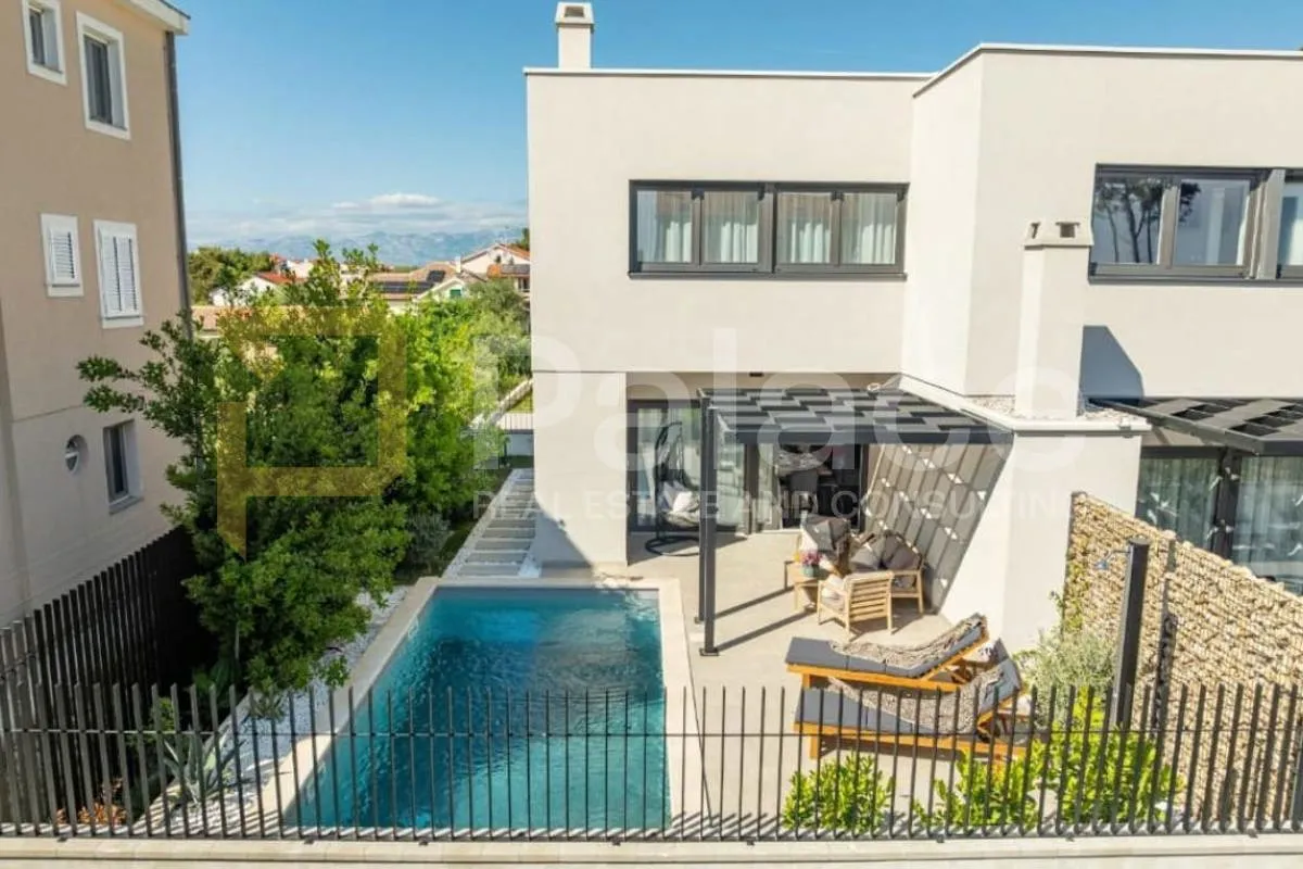 odmah useljiva dvojna villa 60 metara od mora - slika 6