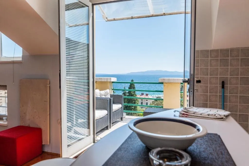 dvoetažni stan u urbanoj vili u centru grada, 200m od mora, opatija - slika 21