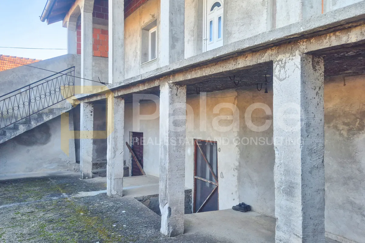 obiteljska kuća s velikom okućnicom, skradin bićine 131 m2 - slika 2