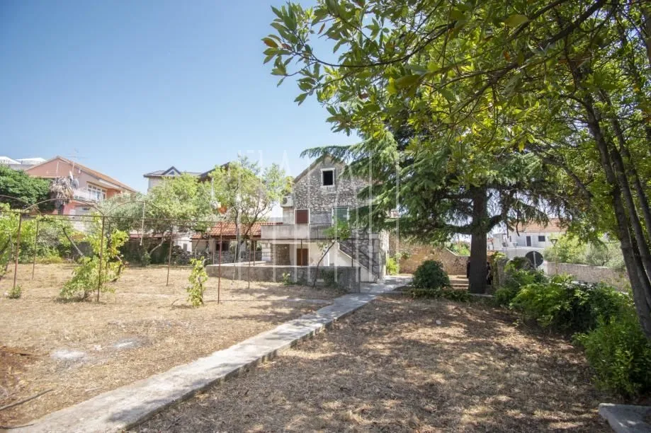 Prekrasan povijesni ljetnikovac s perivojem u centru Vodica, 180.00 m2 - Vodice