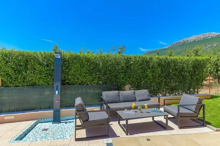 šarmantna villa s bazenom s pogledom na more, kaštel lukšić - slika 3