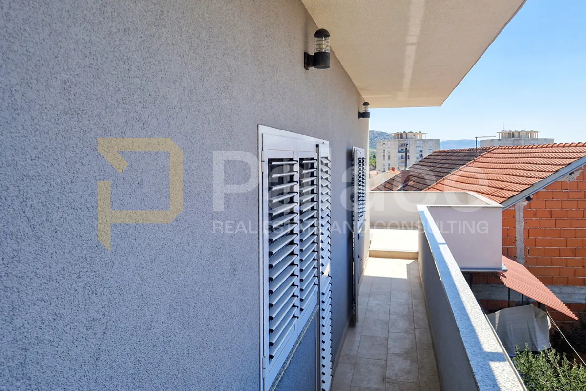 komforan trosoban stan u kući s pogledom, 2 parkinga, šibenik 133 m2 - slika 4