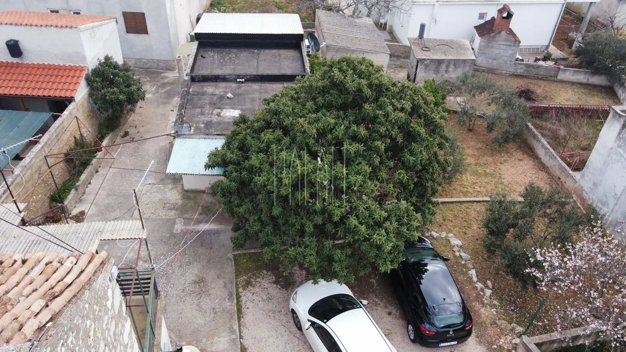 građevinski teren s priključcima i 3 legalna objekta, jezera, 528 m2 - slika 9