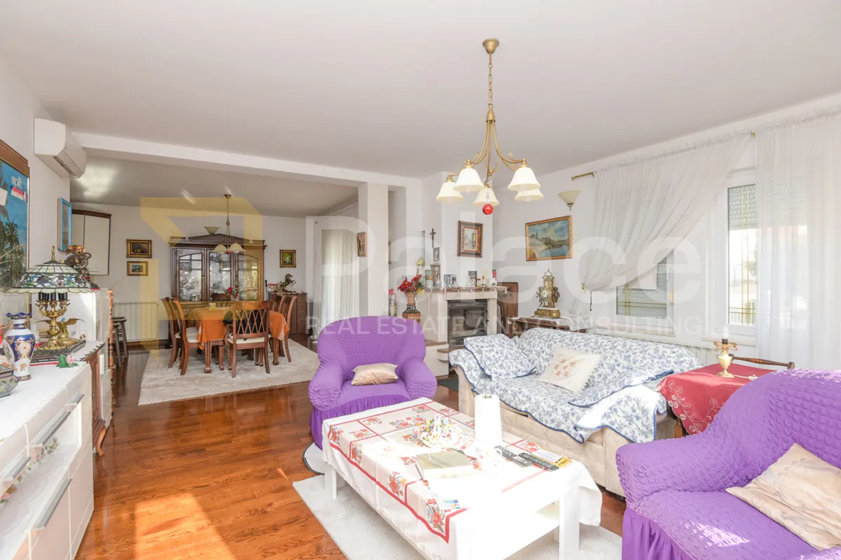 prekrasna kuća s 3 stana, pogledom i velikom okućnicom, vodice 370 m2 - slika 3