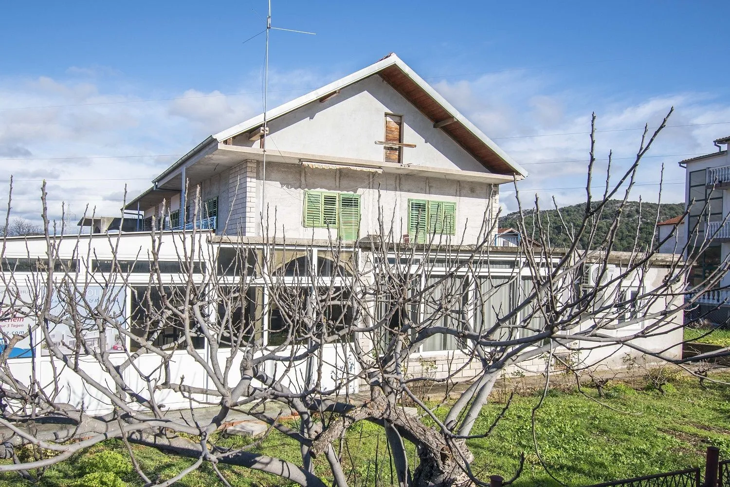 kuća s 5 poslovnih prostora i 3 stana, bilice kod šibenika, 510.00 m2 - slika 2