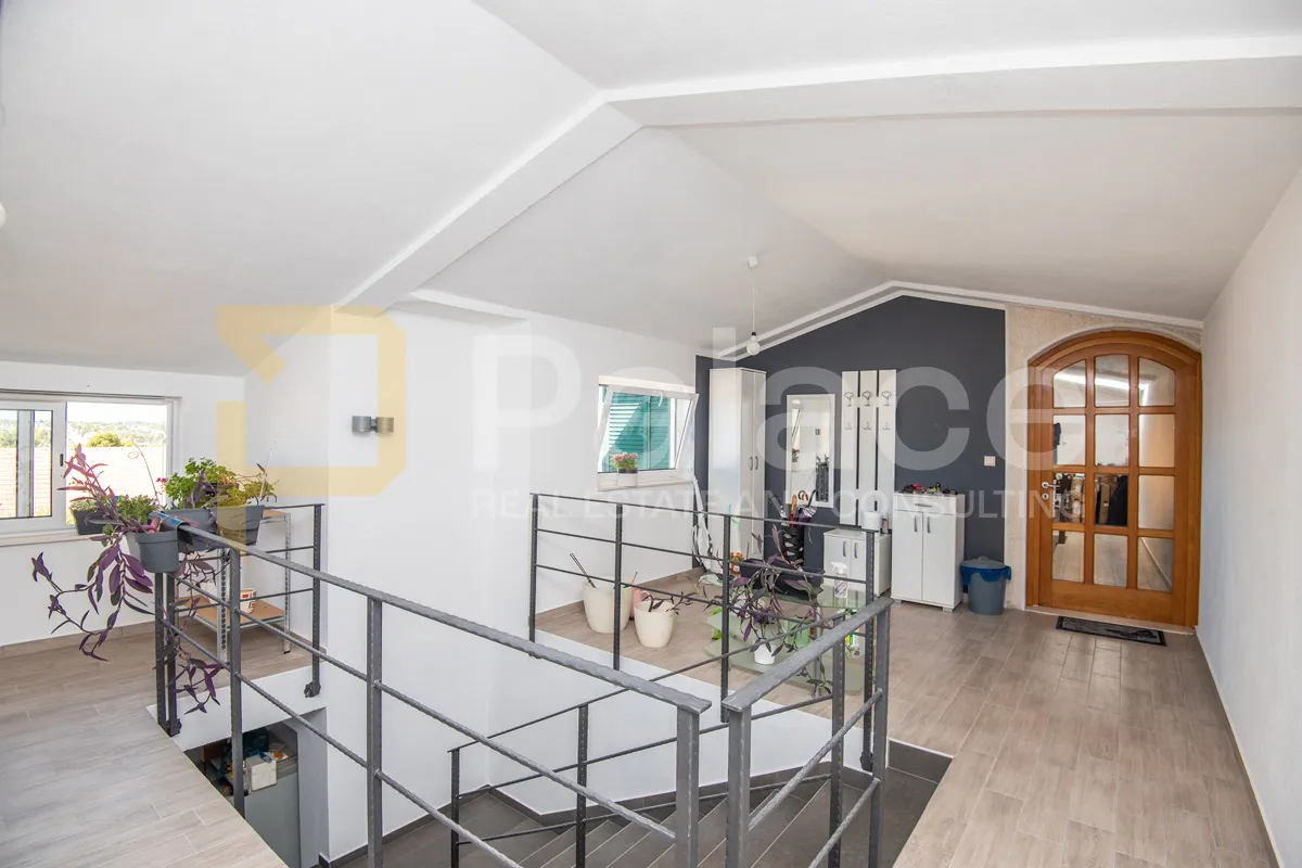 prostrani dvoetažni stan s pogledom na more – crnica, šibenik, 268m2 - slika 5