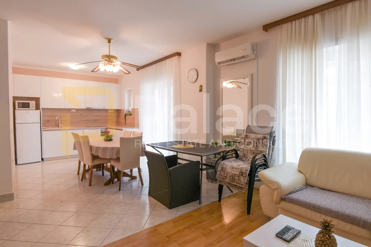 održavana kuća s apartmanima i dvorištem 500 m od mora, vodice 280 m2 - slika 9