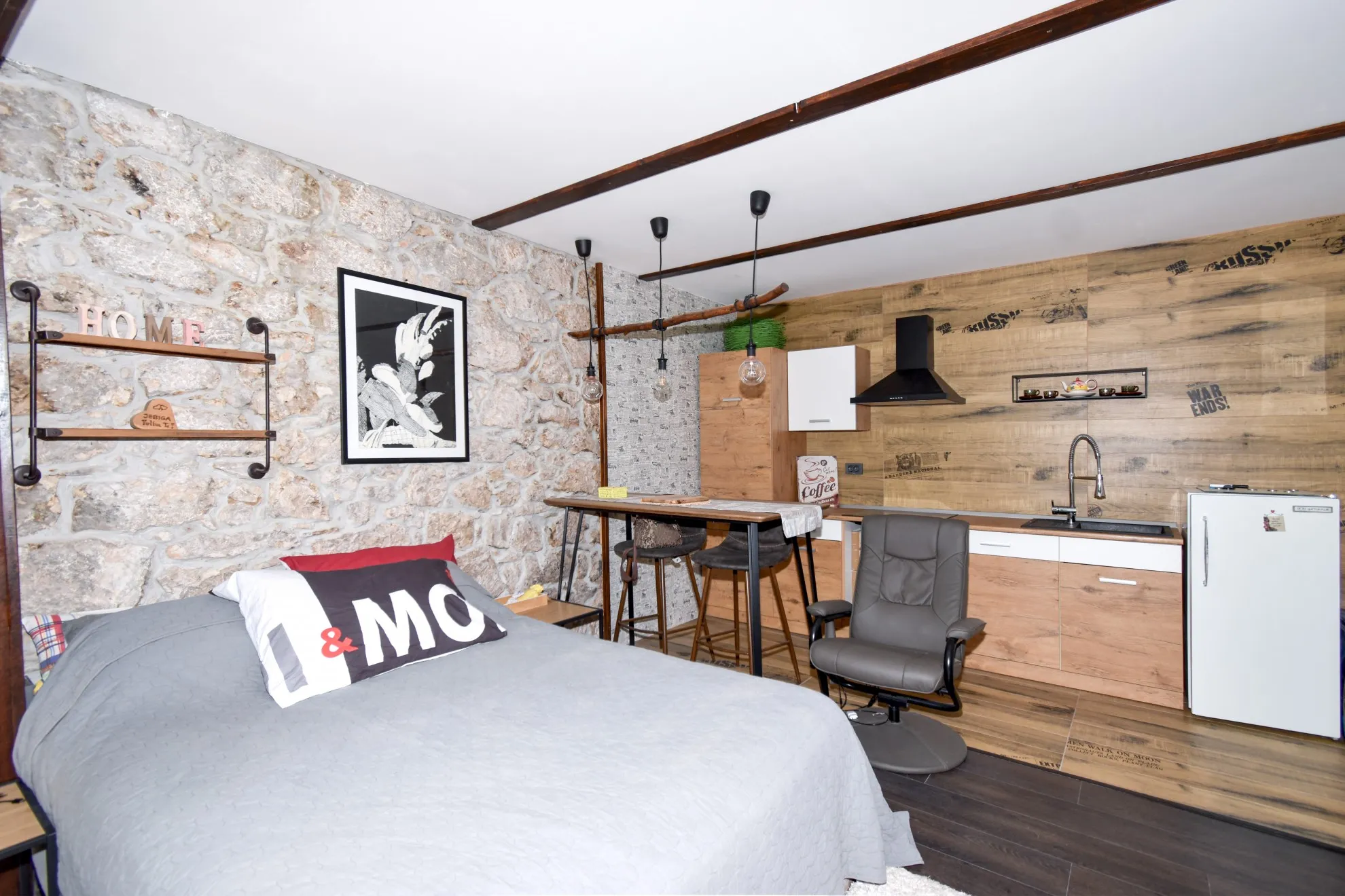 renovirana kuća u na odličnoj lokaciji s velikim dvorištem - slika 11