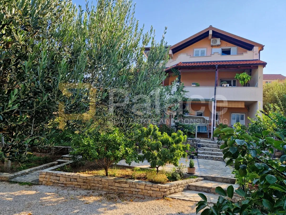 kuća sa 5 apartmana i prekrasnim vrtom - slika 2