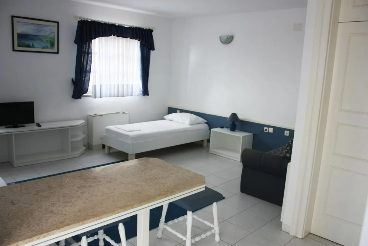 jedinstvena prilika: hotel u centru bola - slika 13