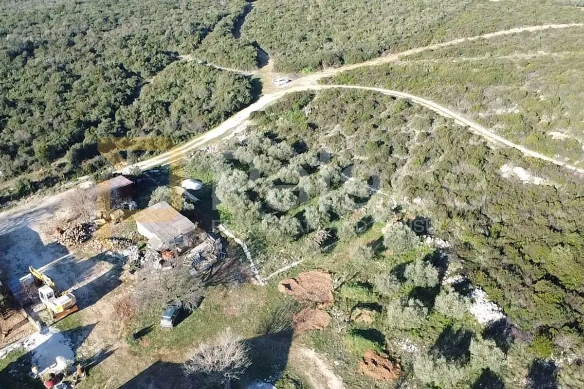 DEBELJAK : Građevinsko zemljište s dozvolom za kuću s bazenom 1049 M2 - Debeljak, Sukošan