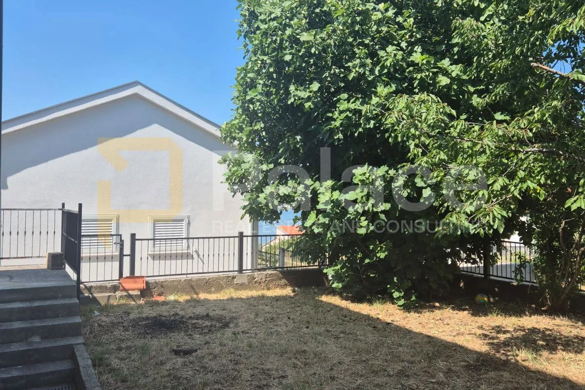 kuća 221 m² na dvije etaže + vrt 154 m² + stan 14 m² - slika 3