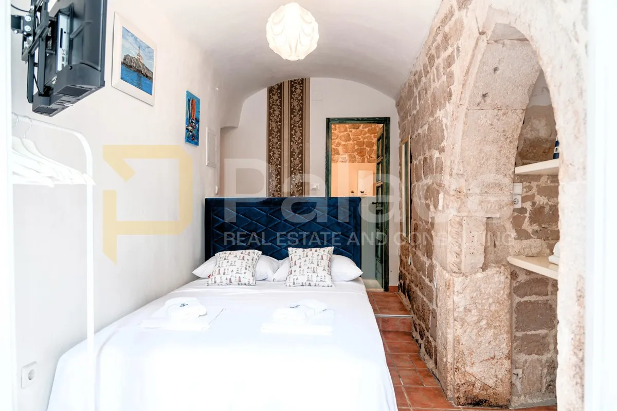 šibenik : dva studio apartmana u samom centru grada u kamenoj kući - slika 21
