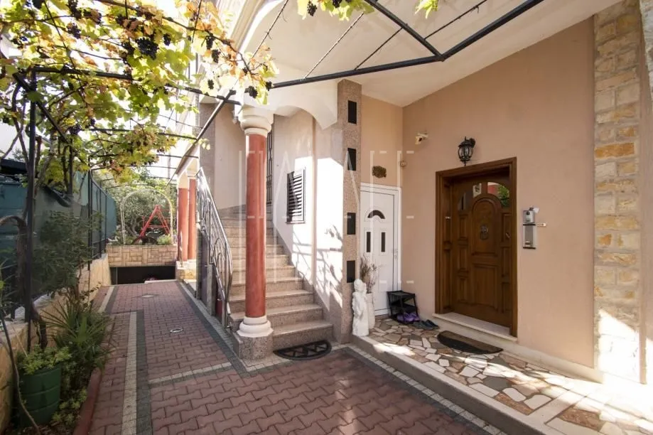 apartmanska kuća za zaljubljenike u turizam u vodicama, 980.00 m2 - slika 3
