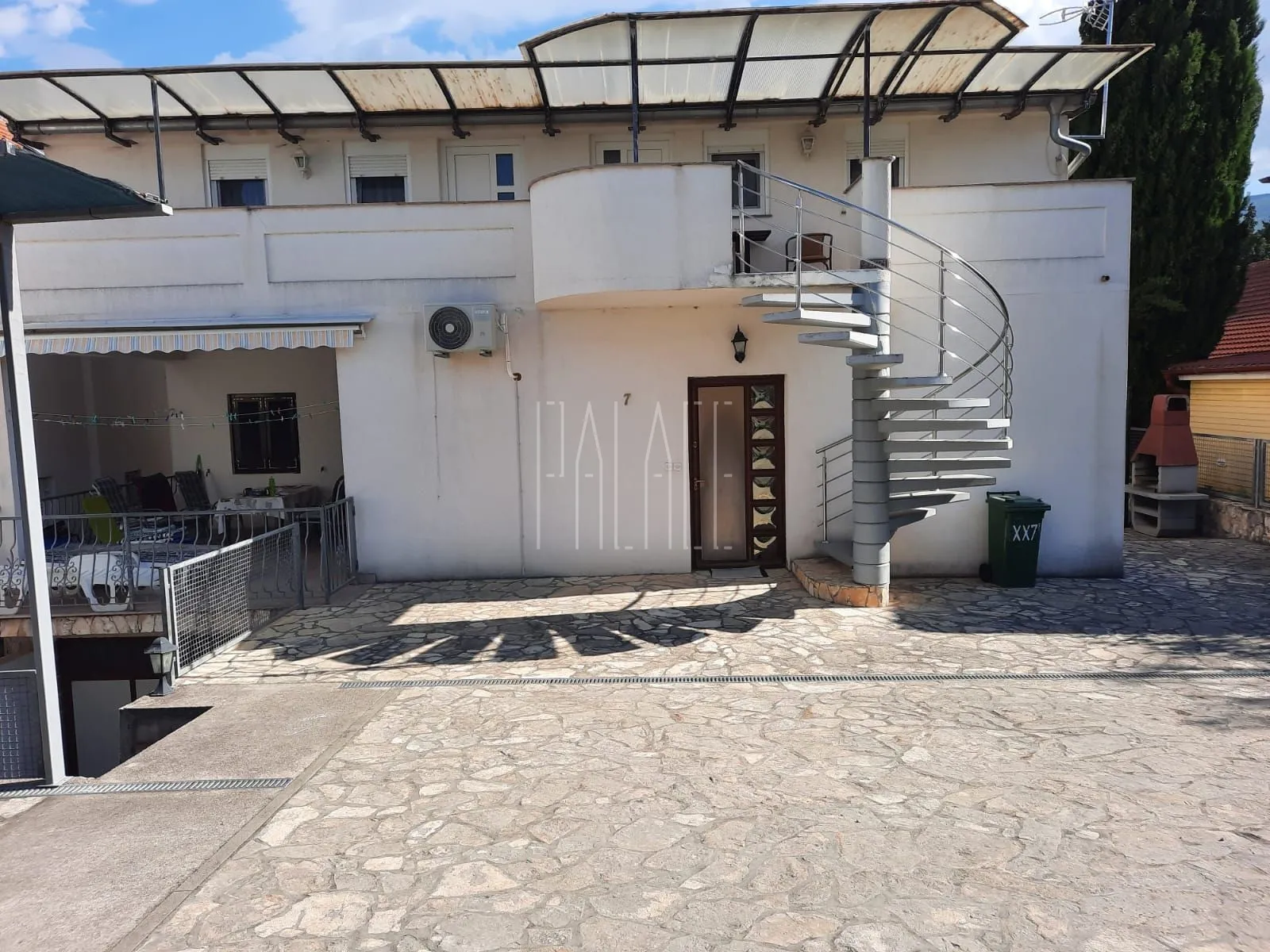 Kuća s 3 stana i velikim dvorištem, Gornji Karin, 230.00 m2 - Gornji Karin, Obrovac