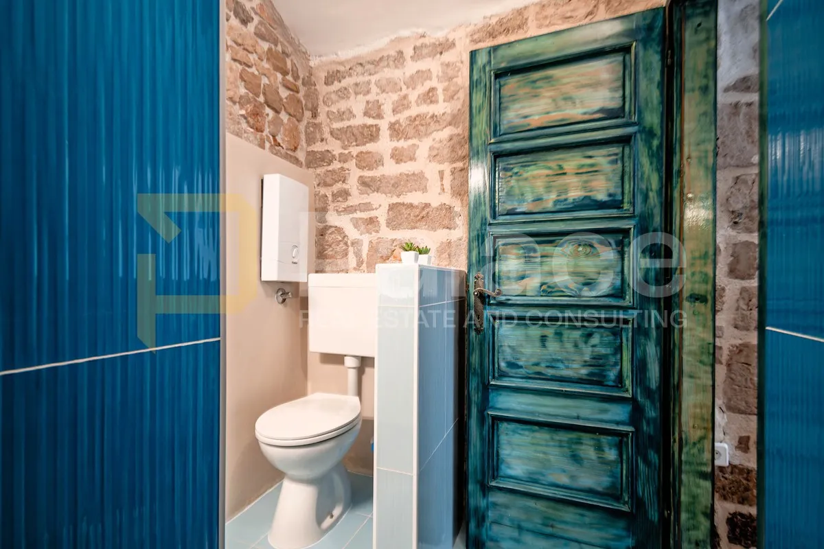 šibenik : dva studio apartmana u samom centru grada u kamenoj kući - slika 26