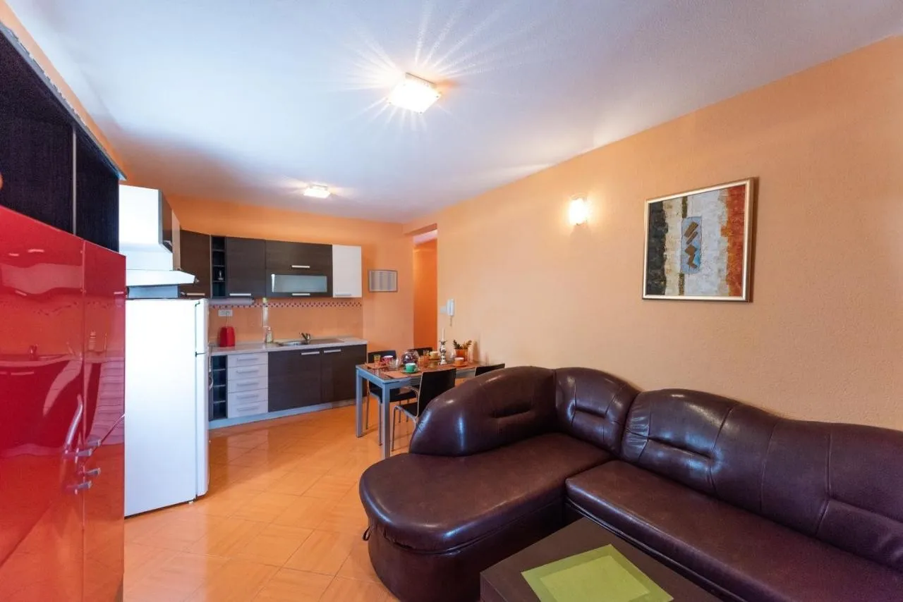 predivna vila s apartmanima i s bazenom, vinišće - slika 10