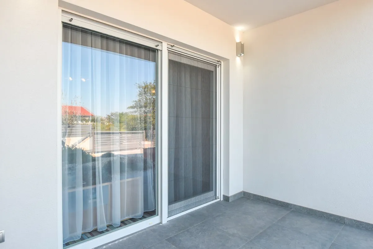 nova dvojna namještena kuća katnica s vrtom, bilice stubalj, 133 m2 - slika 9