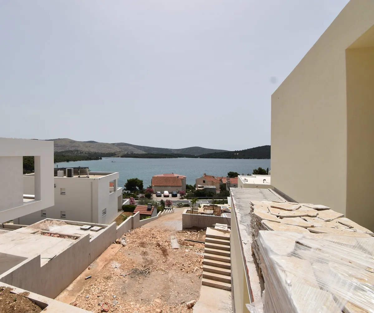 vila s iznimnim pogledom i bazenom u žaboriću - slika 11