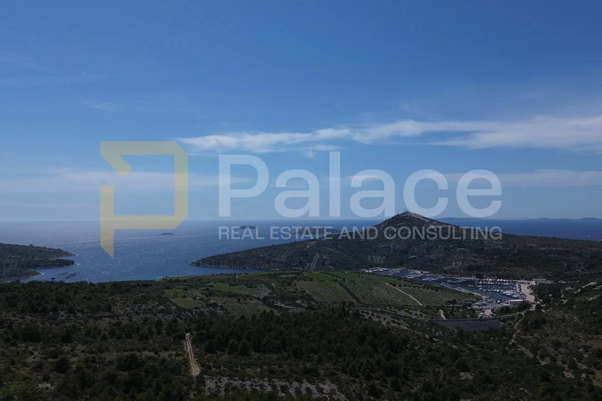 Primošten: Poljoprivredno zemljište uz cestu, 11 000 m2