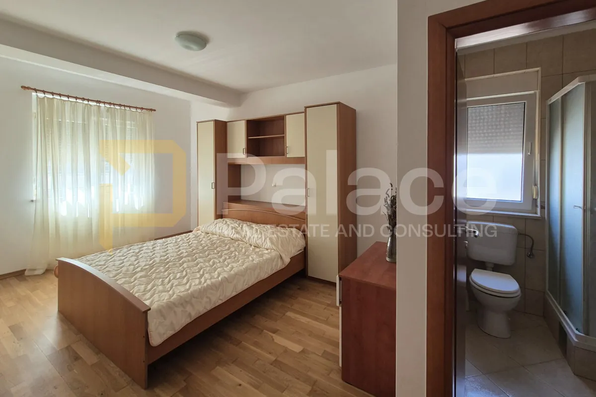 kuća s velikim dvorištem u centru vodica, 531m2 - slika 6