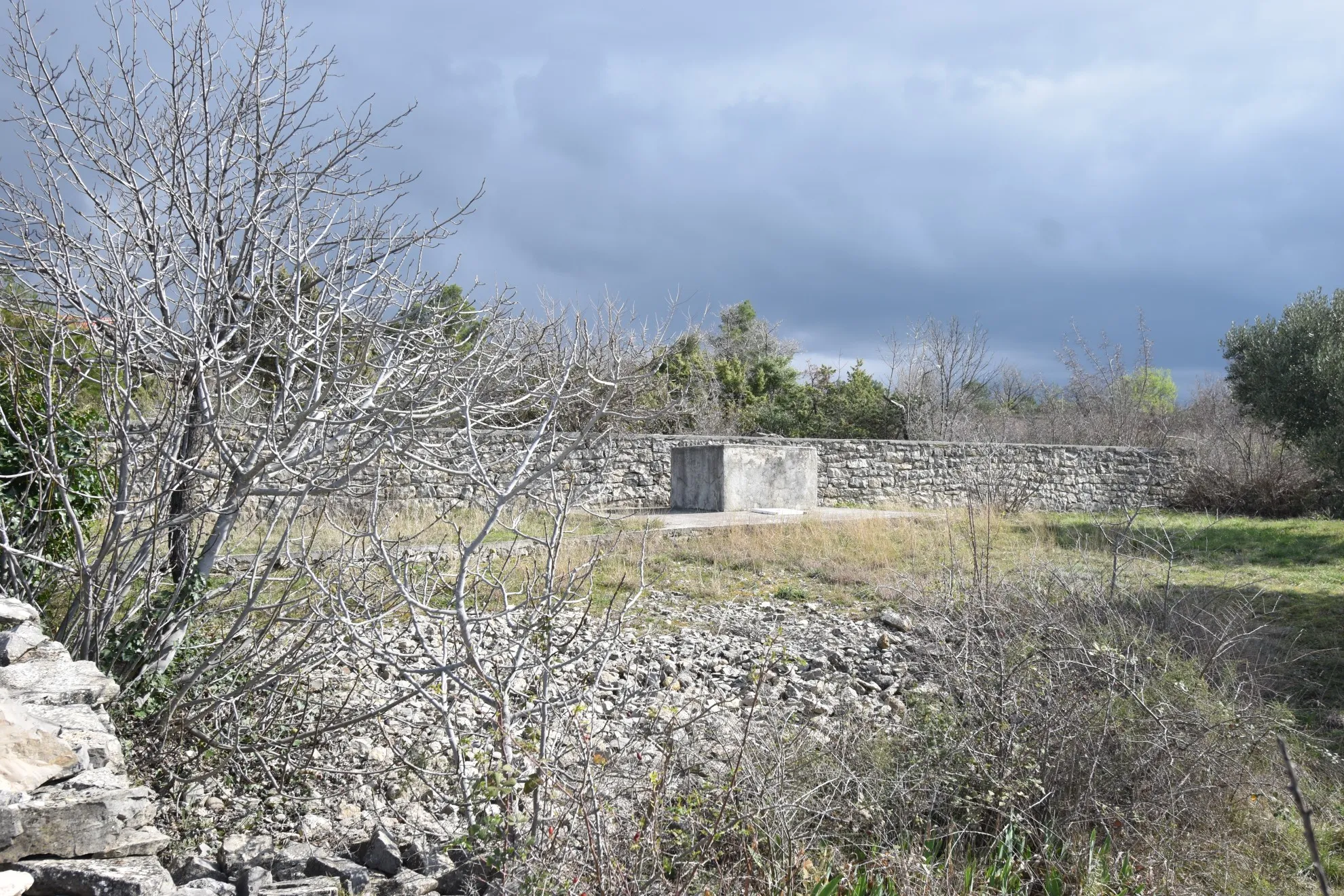 Građevinsko zemljište s cisternom za vodu, Skradin-Bratiškovci, 588 m2 - Bratiškovci, Skradin