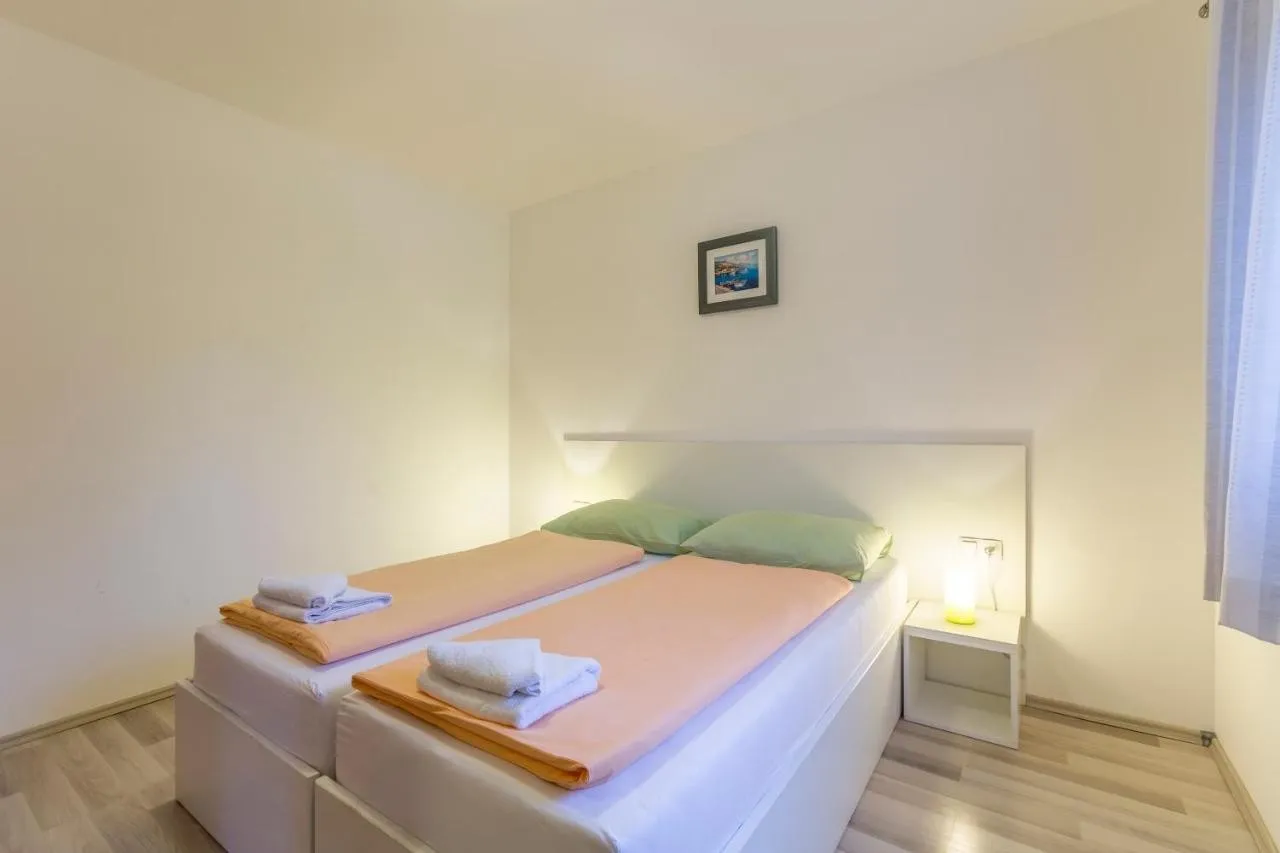 podstrana - kuća s bazenom i pogledom na more - slika 12